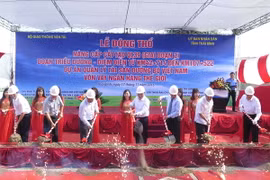 Đại diện lãnh đạo các bộ, ban, ngành Trung ương và địa phương thực hiện nghi lễ động thổ. (Ảnh: Xuân Tiến/TTXVN)