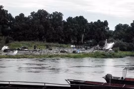 Xác máy bay gặp nạn bên bờ sông Nile, gần sân bay ở Juba. (Nguồn: THX/TTXVN)