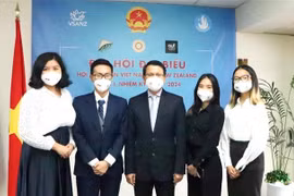 Ban lãnh đạo Hội sinh viên Việt Nam tại New Zealand và Đại sứ Việt Nam tại New Zealand. (Ảnh: TTXVN phát)