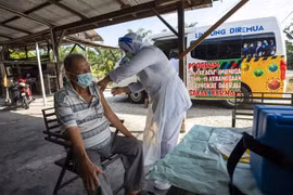 Nhân viên y tế tiêm vaccine ngừa COVID-19 cho ngườicao tuổi tại Selangor, Malaysia. (Ảnh: THX/TTXVN)