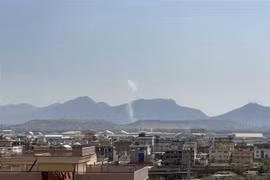 Khói bốc lên từ hiện trường vụ nổ ở thủ đô Kabul, Afghanistan ngày 23/9/2022. (Ảnh: AFP/TTXVN)