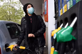 Bơm xăng cho phương tiện tại trạm xăng ở Paris, Pháp. (Ảnh: AFP/TTXVN)