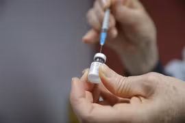 Vaccine phòng COVID-19 của hãng Pfizer-BioNtech. (Ảnh: AFP/TTXVN)