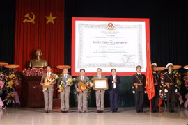 Ông Hà Quốc Trị, Phó Bí thư Tỉnh ủy Khánh Hòa thừa ủy quyền của Chủ tịch nước trao Huân chương Lao động hạng Nhất cho quân và dân huyện Trường Sa. (Ảnh: TTXVN phát)