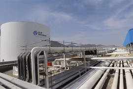 Toàn cảnh cơ sở trữ dầu Gulf Petrochem ở vùng bờ biển thuộc Fujeirah, Eo biển Hormuz, Các tiểu vương quốc Arab thống nhất. (Ảnh: AFP/TTXVN)