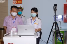 Ông Đỗ Quốc Tiệp (áo kẻ) trong một lần làm việc. (Nguồn: vtc.vn)