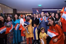 Thủ tướng Phạm Minh Chính chụp ảnh chung với đại diện cộng đồng người Việt Nam tại Luxembourg. (Ảnh: Dương Giang/TTXVN)