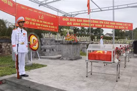 Lễ truy điệu, an táng hài cốt liệt sỹ quân tình nguyện Việt Nam hy sinh tại Lào tại Nghĩa trang quốc gia Tông Khao. (Ảnh: Xuân Tiến/TTXVN)