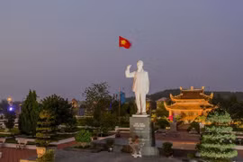 Tượng đài Chủ tịch Hồ Chí Minh trên đảo Cô Tô. (Ảnh: coto.gov.vn)