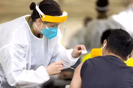 Một điểm tiêm vaccine ngừa COVID-19 tại Dubbo, Australia. (Ảnh: AFP/TTXVN)