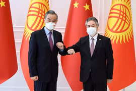 Ngoại trưởng Trung Quốc Vương Nghị và người đồng cấp Kyrgyzstan Jeenbek Kulubaev. (Nguồn: akipress.com)