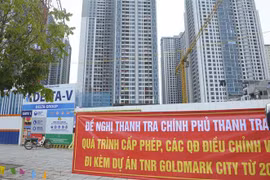 Cư dân khu đô thị Goldmark City số 136 Hồ Tùng Mậu, phường Phú Diễn, Bắc Từ Liêm, căng băngrôn phản đối chủ đầu tư điều chỉnh quy hoạch, quảng cáo không đúng sự thật. (Ảnh Mạnh Khánh/TTXVN)