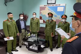 Công an tỉnh Thừa Thiên-Huế đọc lệnh bắt tạm giam ông Hoàng Văn Đức, Giám đốc CDC Thừa Thiên Huế tháng 2/2022. (Nguồn: Công an cung cấp)