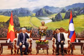 Tổng Bí thư, Chủ tịch nước Lào Thongloun Sisoulith chào đón đồng chí Đỗ Văn Chiến, Bí thư Trung ương Đảng, Chủ tịch Ủy ban Trung ương Mặt trận Tổ quốc Việt Nam. (Ảnh: Phạm Kiên/TTXVN)