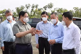 Thủ tướng Phạm Minh Chính khảo sát tuyến giao thông đường bộ tại tỉnh Bình Phước. (Ảnh: Dương Giang/TTXVN)