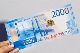 Đồng 2.000 ruble của Nga. (Ảnh: AFP/TTXVN)