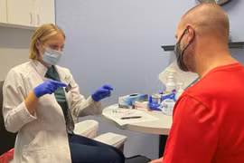 Nhân viên y tế tiêm vaccine phòng cúm cho người dân tại Hy-Vee Westlakes ở West Des Moines vào ngày 21/9. (Nguồn: USA Today)
