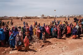 Người dân xếp hàng chờ nhận lương thực cứu trợ tại trại tị nạn ở Baidoa, Somalia, ngày 14/2/2022. (Ảnh: AFP/TTXVN)