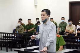 Bị cáo Nguyễn Trung Huyên khai báo trước tòa. (Ảnh: Phạm Kiên/TTXVN)