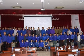 Đại sứ Nguyễn Bá Hùng cùng các đại biểu tham dự cuộc tọa đàm chụp ảnh lưu niệm. (Ảnh TTXVN phát)
