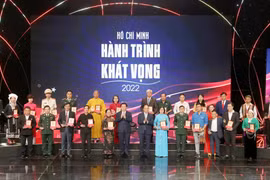 [Photo] Tôn vinh điển hình tiêu biểu trong học tập và làm theo Bác Hồ