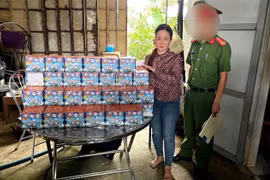 Đối tượng Trần Thị Viên bị bắt giữ cùng tang vật. (Ảnh: TTXVN phát)