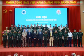  Các đại biểu trong nước và quốc tế cùng các học viên tại lễ khai mạc khóa huấn luyện. (Nguồn: qdnd.vn)