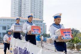 Chuyển quà Tết lên tàu. (Ảnh: Đoàn Mạnh Dương/TTXVN)