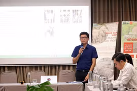 Đại diện Chi cục Kiểm lâm tỉnh Đắk Lắk thông tin về công tác kiểm tra, quản lý động vật hoang dã và xử lý vi phạm liên quan đến ngà voi tại Đắk Lắk. (Ảnh: Hoài Thu/TTXVN)