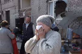 Người dân tại thành phố Mariupol, Ukraine, ngày 7/4/2022. (Ảnh: THX/TTXVN)