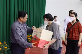 Thủ tướng Phạm Minh Chính chúc Tết công nhân có hoàn cảnh khó khăn Khu công nghiệp Hoà Phú (Vĩnh Long). (Ảnh: Dương Giang/TTXVN)