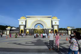 Khách du lịch chụp ảnh trước Cung Hoàng gia Malaysia tại Kuala Lumpur. (Ảnh: THX/TTXVN)