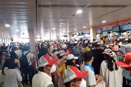 Các khu vực làm thủ tục và soi chiếu an ninh tại sân bay Tân Sơn Nhất luôn đông nghẹt hành khách. (Ảnh: TTXVN phát)
