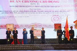 Phó Thủ tướng thường trực Chính phủ Phạm Bình Minh trao Huân chương Lao động hạng Ba của Chủ tịch nước tặng Đảng bộ, chính quyền và nhân dân huyện Nho Quan, tỉnh Ninh Bình. (Ảnh: Thùy Dung/TTXVN)