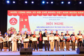 Trao tặng Giấy khen cho 100 người có uy tín trong vùng đồng bào dân tộc thiểu số. (Ảnh: Tuấn Anh/TTXVN)