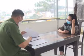 Đối tượng Lai Thanh Nhã tại cơ quan điều tra Công an thành phố Đà Lạt. (Ảnh: TTXVN phát)