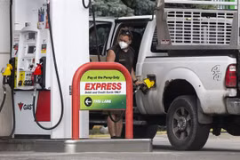 Bơm xăng cho phương tiện tại một trạm xăng ở Ontario, Canada. (Ảnh: THX/TTXVN)