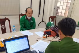 Đối tượng Nguyễn Văn Phong tại cơ quan công an. (Ảnh: TTXVN phát)