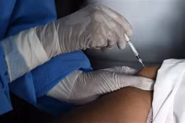 Nhân viên y tế tiêm vaccine phòng COVID-19 cho người dân tại Yangon, Myanmar, ngày 5/2/2021. (Ảnh: AFP/TTXVN)