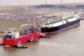 Trong ảnh: Các tàu chở khí tự nhiên hóa lỏng Golar Igloo và Eemshaven tại cảng Eemshaven ở Hà Lan. (Ảnh: lngprime.com/TTXVN)