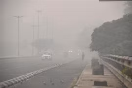 Khói mù ô nhiễm bao phủ bầu trời New Delhi, Ấn Độ, ngày 5/11/2021. (Ảnh: Kyodo/TTXVN)