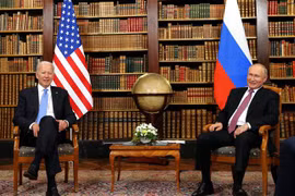 Tổng thống Mỹ Joe Biden (trái) và người đồng cấp Nga Vladimir Putin tại cuộc gặp ở Geneva, Thụy Sĩ ngày 16/6/2021. (Ảnh: THX/TTXVN)