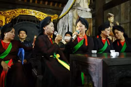 Du khách thưởng thức các Canh quan họ cổ tại huyện Việt Yên, Bắc Giang, “Di sản văn hóa phi vật thể” đại diện của nhân loại. (Ảnh: Minh Quyết/TTXVN)