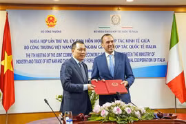Thứ trưởng Đặng Hoàng An và ông Manlio Di Stefano Thứ trưởng Bộ Ngoại và Hợp tác Quốc tế Italy đã ký kết biên bản ghi nhớ. (Ảnh: Trần Việt/TTXVN)