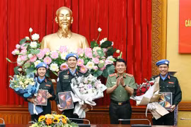 Thượng tướng Lương Tam Quang, Ủy viên Trung ương Đảng, Thứ trưởng Bộ Công an chúc mừng các sĩ quan Công an nhân dân lên đường thực hiện nhiệm vụ gìn giữ hòa bình Liên hợp quốc tại Nam Sudan. (Ảnh: Phạm Kiên/TTXVN)