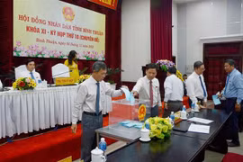 Đại biểu bỏ phiếu miễn nhiệm chức vụ Chủ tịch UBND tỉnh nhiệm kỳ 2021-2026 đối với ông Lê Tuấn Phong ngày 4/11/2022. (Ảnh: Nguyễn Thanh/TTXVN)