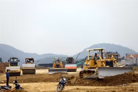 Nhà thầu thi công trên trên công trường cao tốc Bắc-Nam phía đông đoạn Nghi Sơn-Diễn Châu. (Ảnh: Huy Hùng/TTXVN)