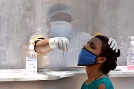 Nhân viên y tế lấy mẫu xét nghiệm COVID-19 cho người dân tại Hyderabad, Ấn Độ. (Ảnh: THX/TTXVN)