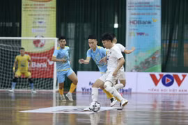 Thái Sơn Bắc (trắng) hòa 2-2 Sanvinest Khánh Hòa. (Nguồn: VFF)