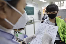 Mỗi học sinh đến tiêm đều có mã định danh riêng, nhằm đáp ứng cấp hộ chiếu vaccine trong thời gian sắp tới. (Ảnh: Minh Quyết/TTXVN)